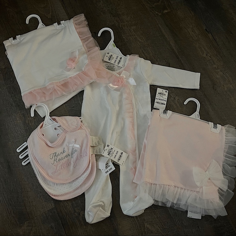 0-3 Month Girl Clothes/Blankets